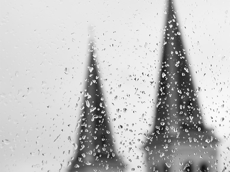 Kirchentürme hinter verregnetem Fenster