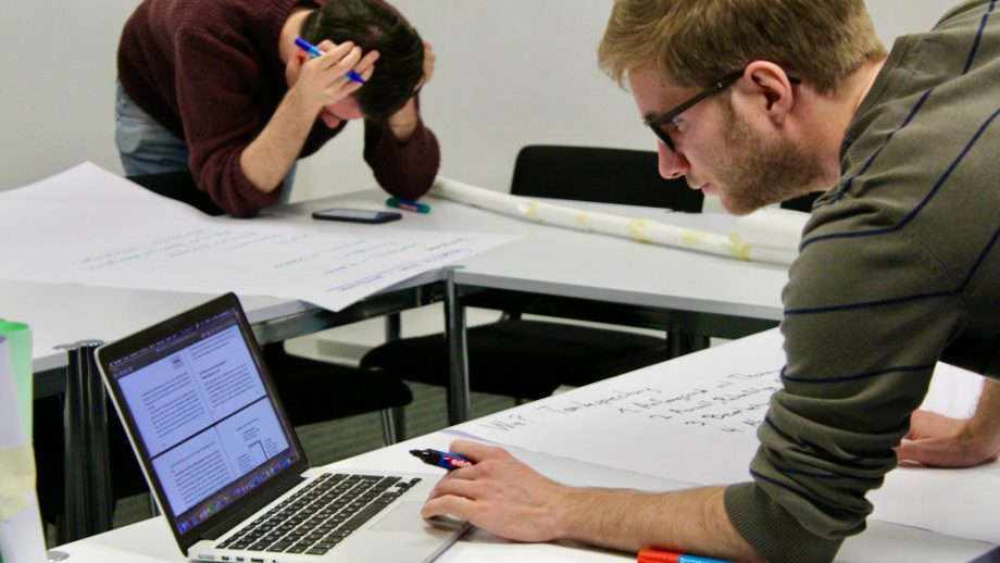 Grafik Studierende im Seminar