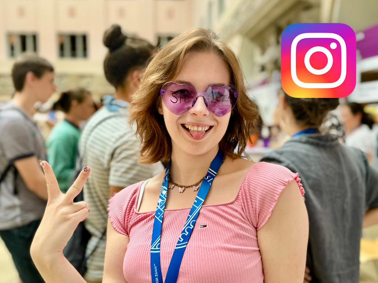 A student with colorful heart glasses at the BA information days