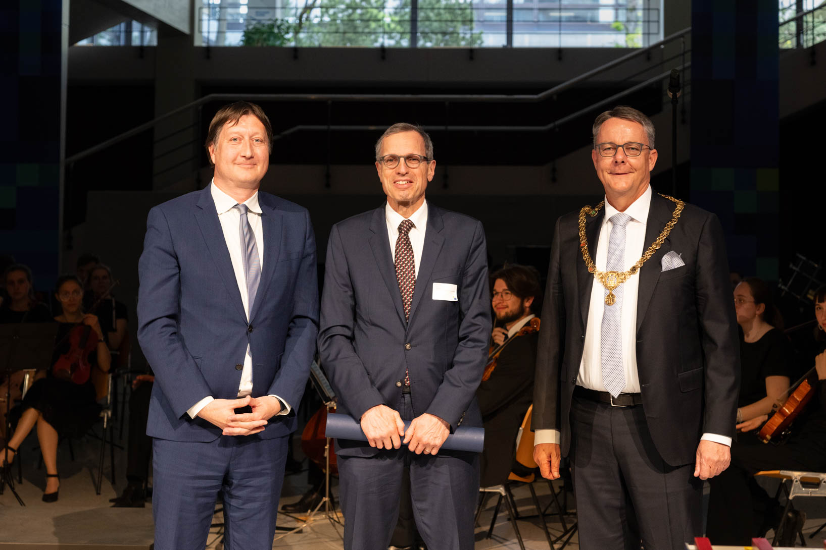 Die Medizinische Fakultät zeichnet Dr. Christian Rahn mit dem diesjährigen Ehrendoktorat aus. Auf dem Bild: Dekan Frank Rühli, Dr. Christian Rahn und Rektor Michael Schaepman (v. li. n. re.).