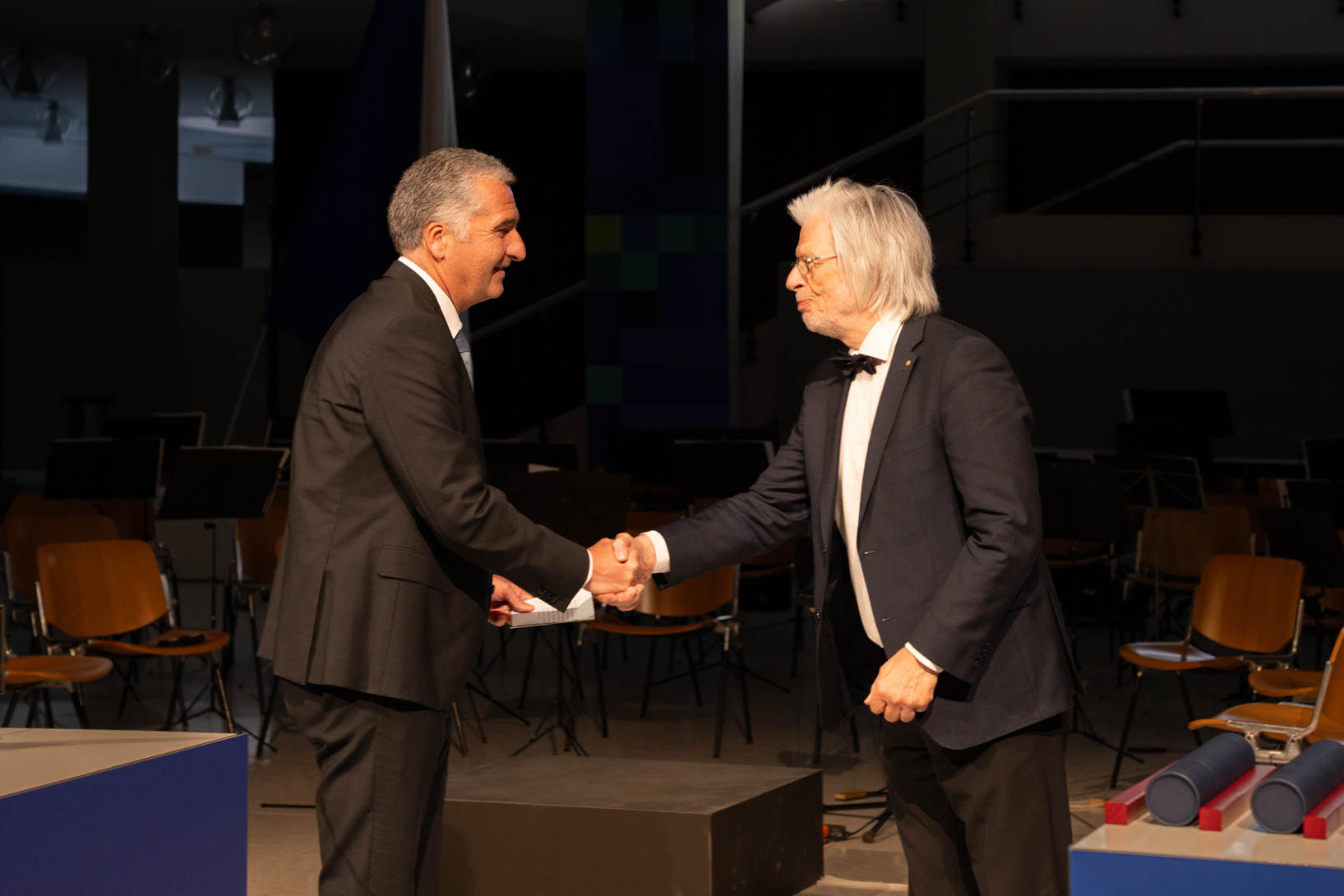 Prof. Dr. Roger Stephan, Dekan der Vetsuisse-Fakultät vergibt den Walter Frei-Preis 2025 an Prof. Dr. Wolfgang Baumgärtner.