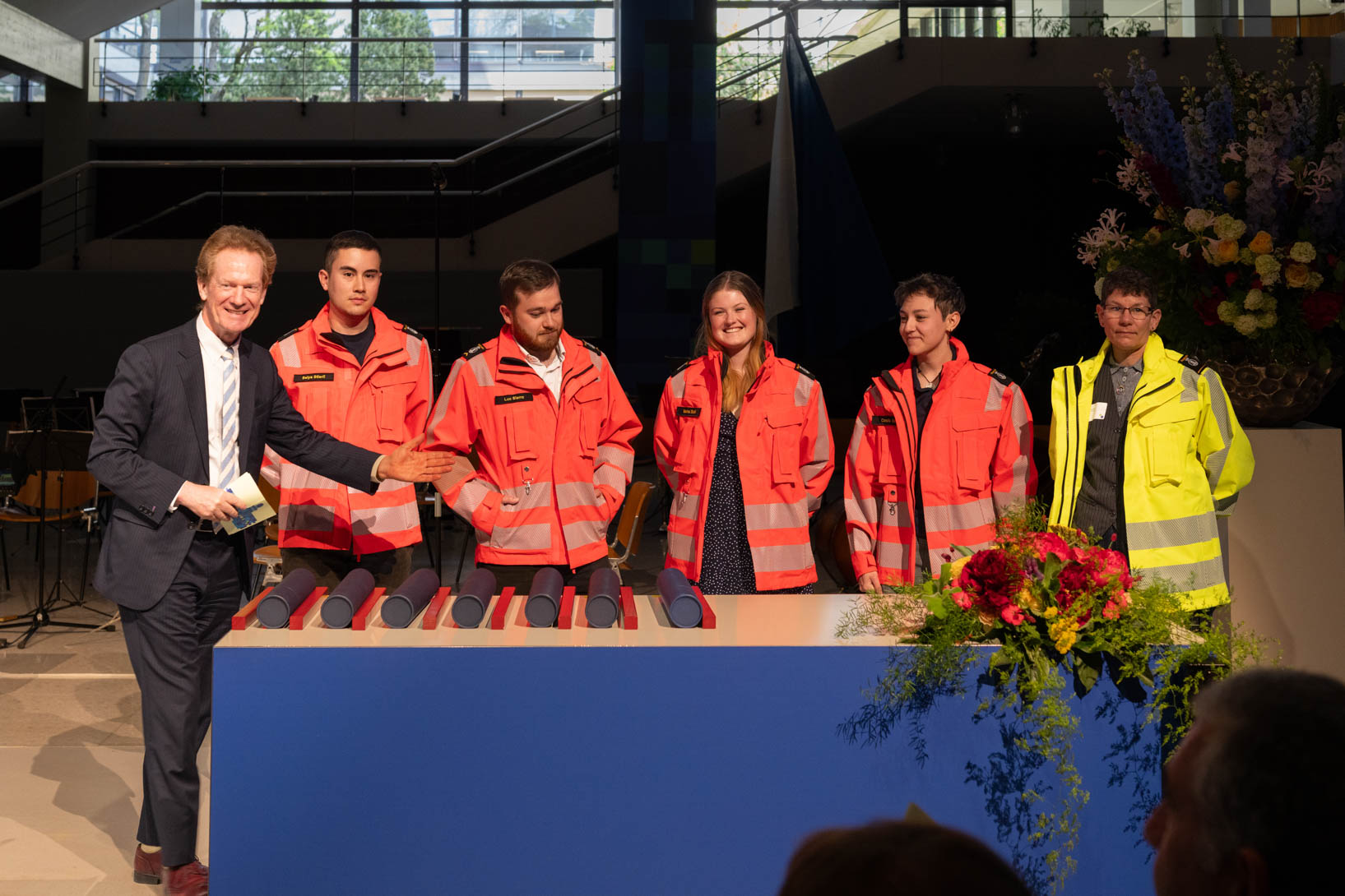Der Team-Effort-Preis ehrt das Engagement der freiwilligen Mitglieder der Betriebsfeuerwehr Universität Zürich-Irchel. Die Verleihung erfolgte durch Prorektor Professuren und wissenschaftliche Information Christian Schwarzenegger.