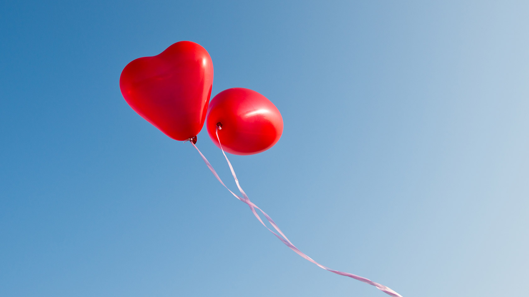 Fotografie von roten, herzförmigen Ballons