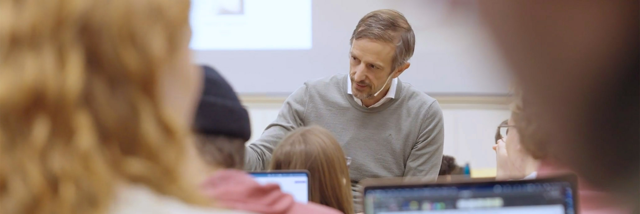 Teaching award winner Marc Thommen with students in the lecture hall
