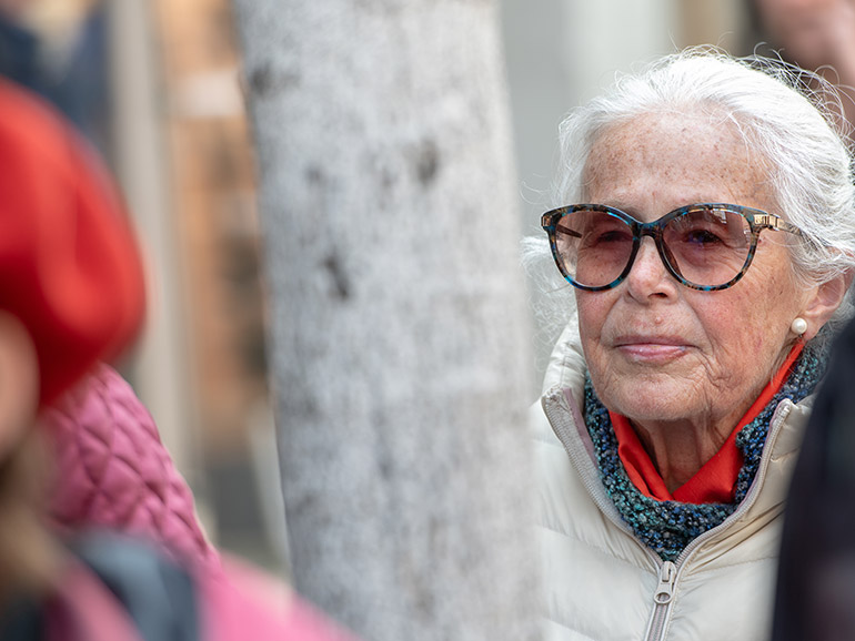 Seniorin an einer Führung