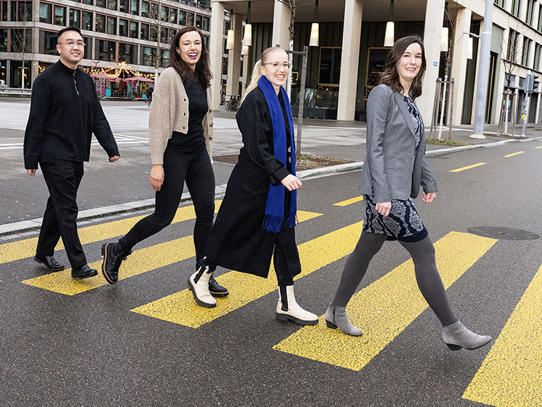 Studierende und Dozentin am Institut für Betriebswirtschaftslehre