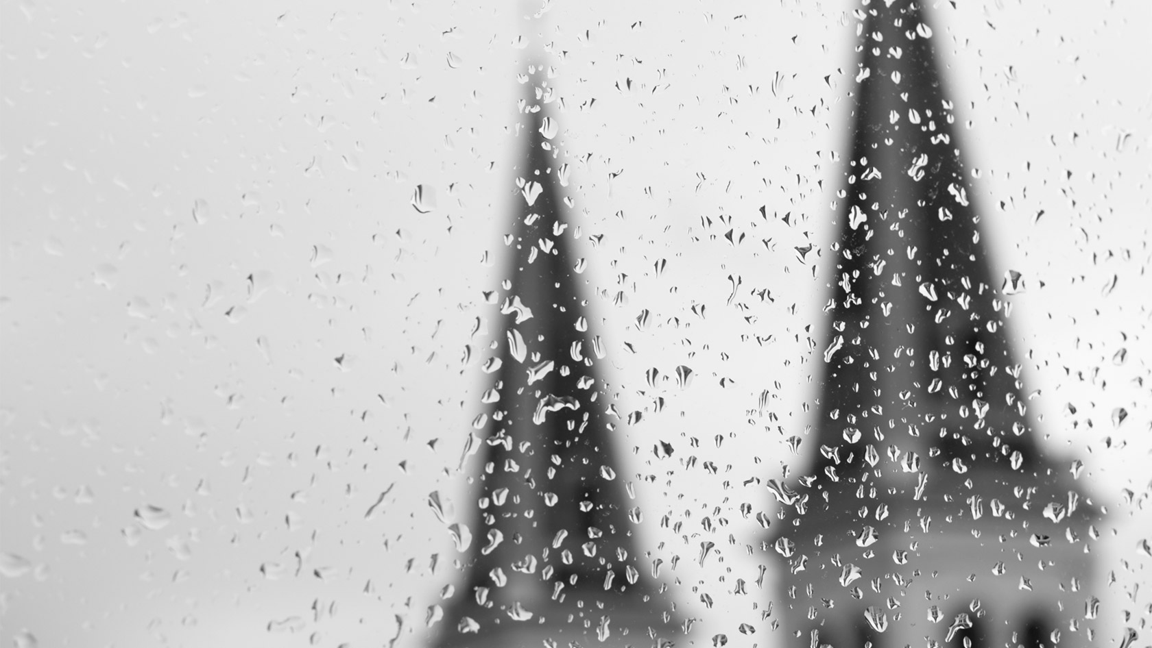 Kirchentürme im Regen